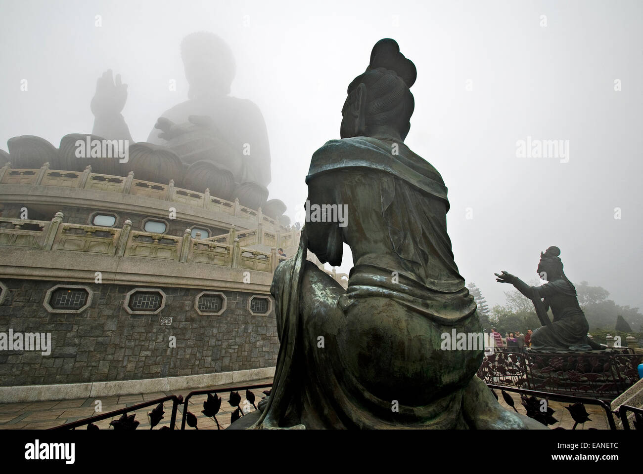 Buddhistische Statuen loben den Big Buddha in Nebel gehüllt. Stockfoto
