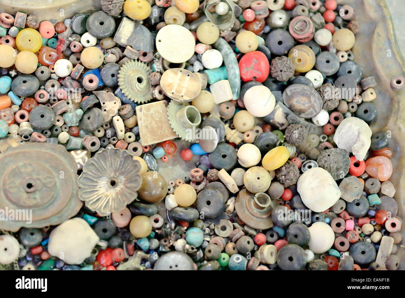 Catchall alte Perlen für Halskette bilden zusammen mit anderen geheimnisvollen verschiedene Elemente anzeigen. Auf dem Bürgersteig vor Laden Stockfoto