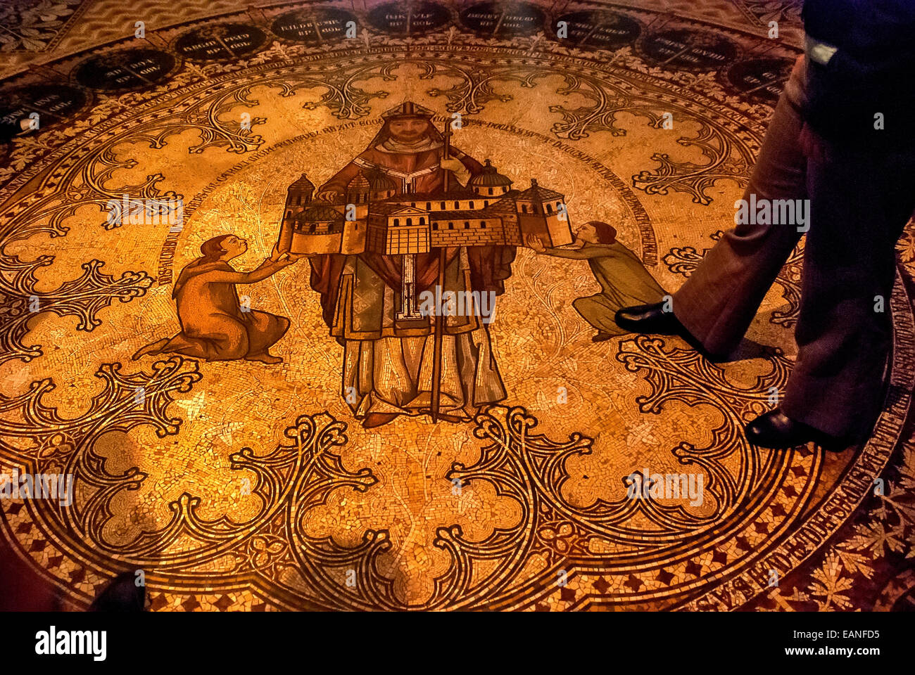 Schließen Sie Em Mosaico Feito keine Piso da Catedral de Colônia