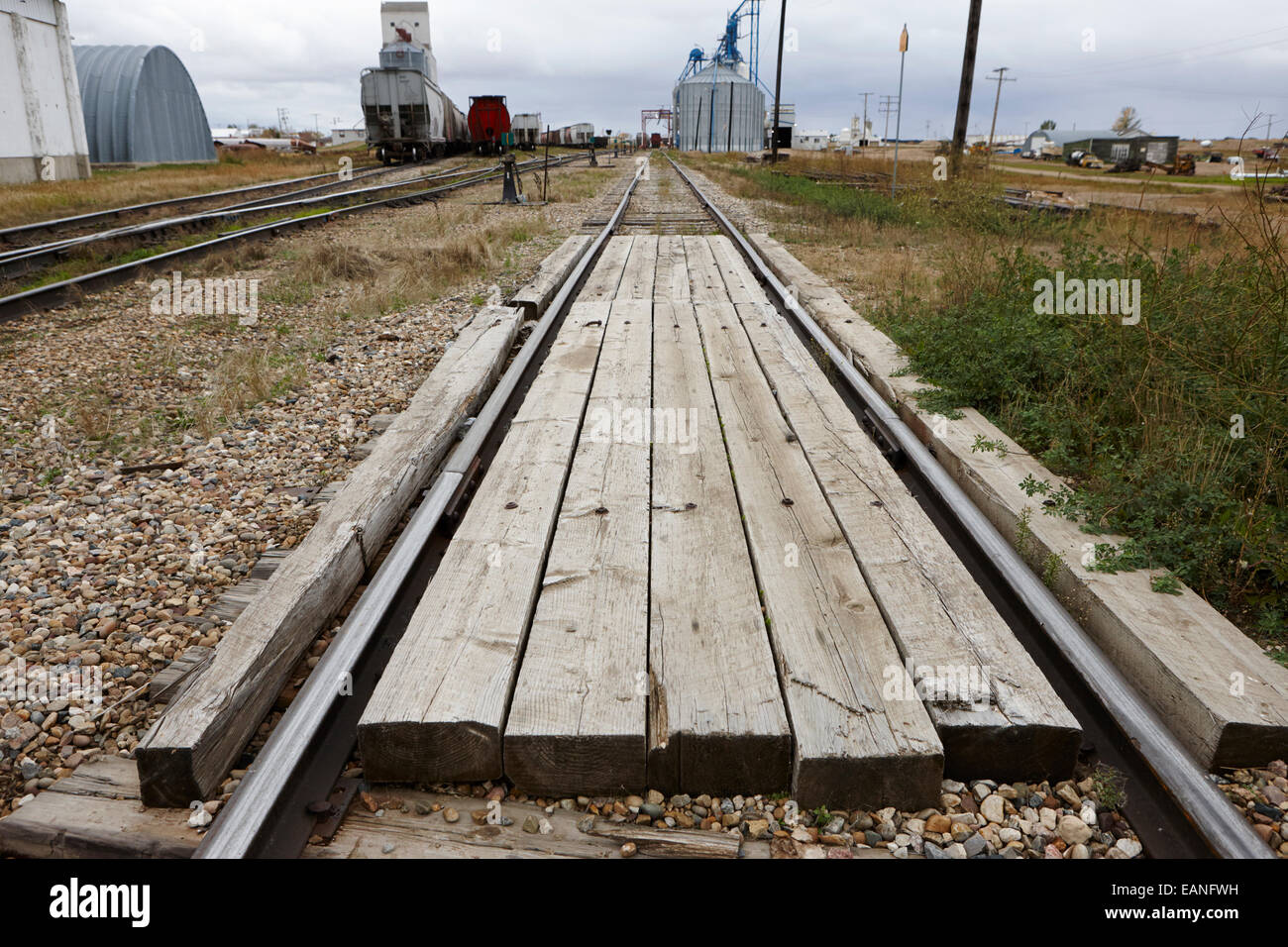 Holzschwellen liegen zwischen Zug verfolgen Saskatchewan Kanada Stockfoto