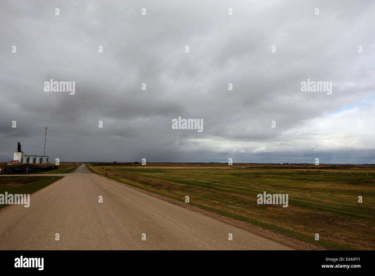 Gewitterwolken Schnee bilden über Landstraße auf den Prärien Assiniboia Saskatchewan Kanada Stockfoto