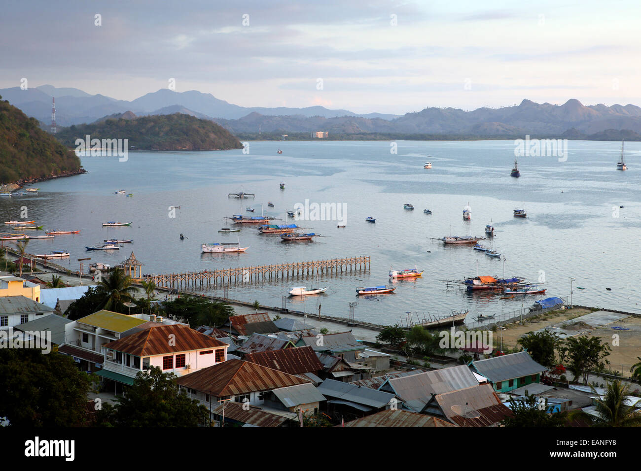 Labuan Bajo Hafenstadt auf der Insel Flores, Indonesien Stockfoto
