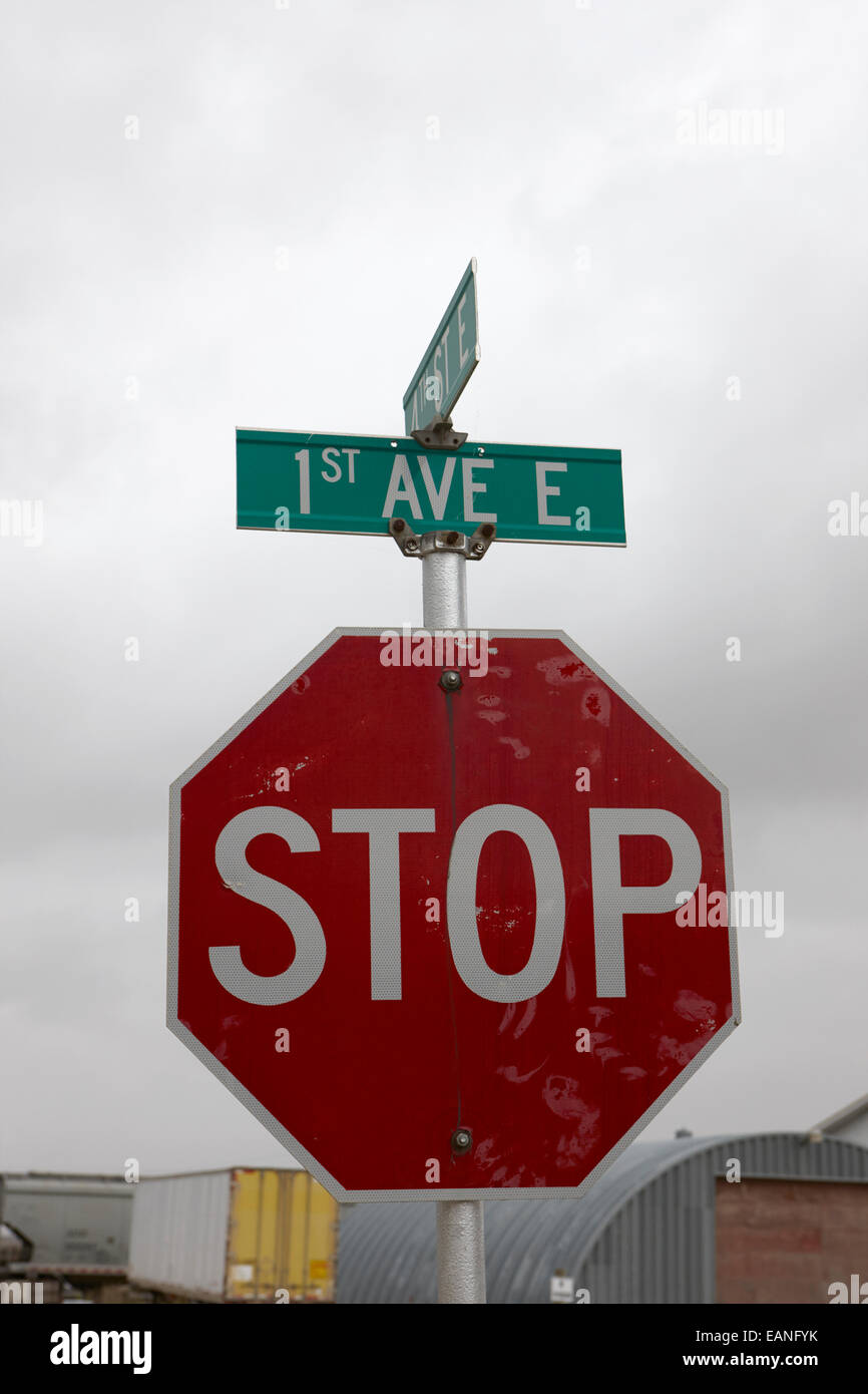 Stoppschild an Kreuzung der erste Straße und 1st Avenue auf einem kalten, grauen Tag Assiniboia Saskatchewan Kanada Stockfoto