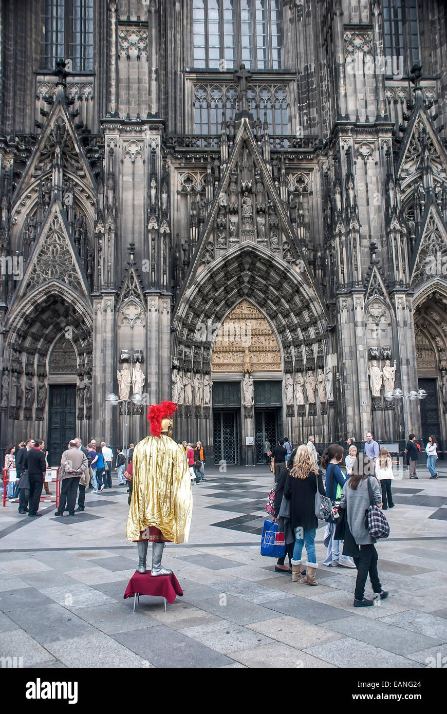 Artista de Rua Fantasiado de Guerreiro Romano e Turistas Em Frente ein Catedral de Colônia. / Street Performer, gekleidet wie ein Roman Stockfoto