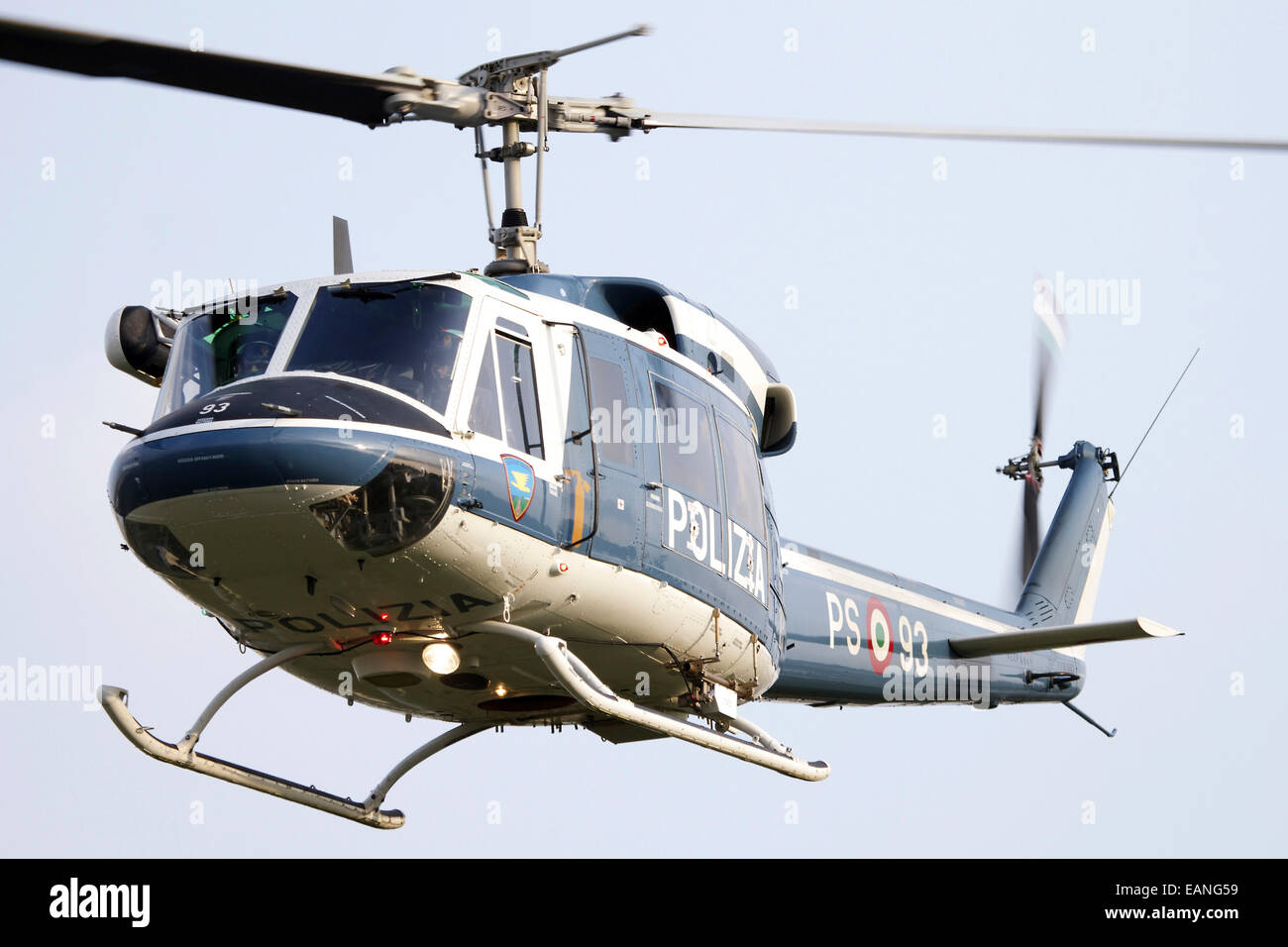 Eine Agusta Bell 212 des italienischen Staatspolizei (Polizia di Stato), im Flug über Italien. Stockfoto