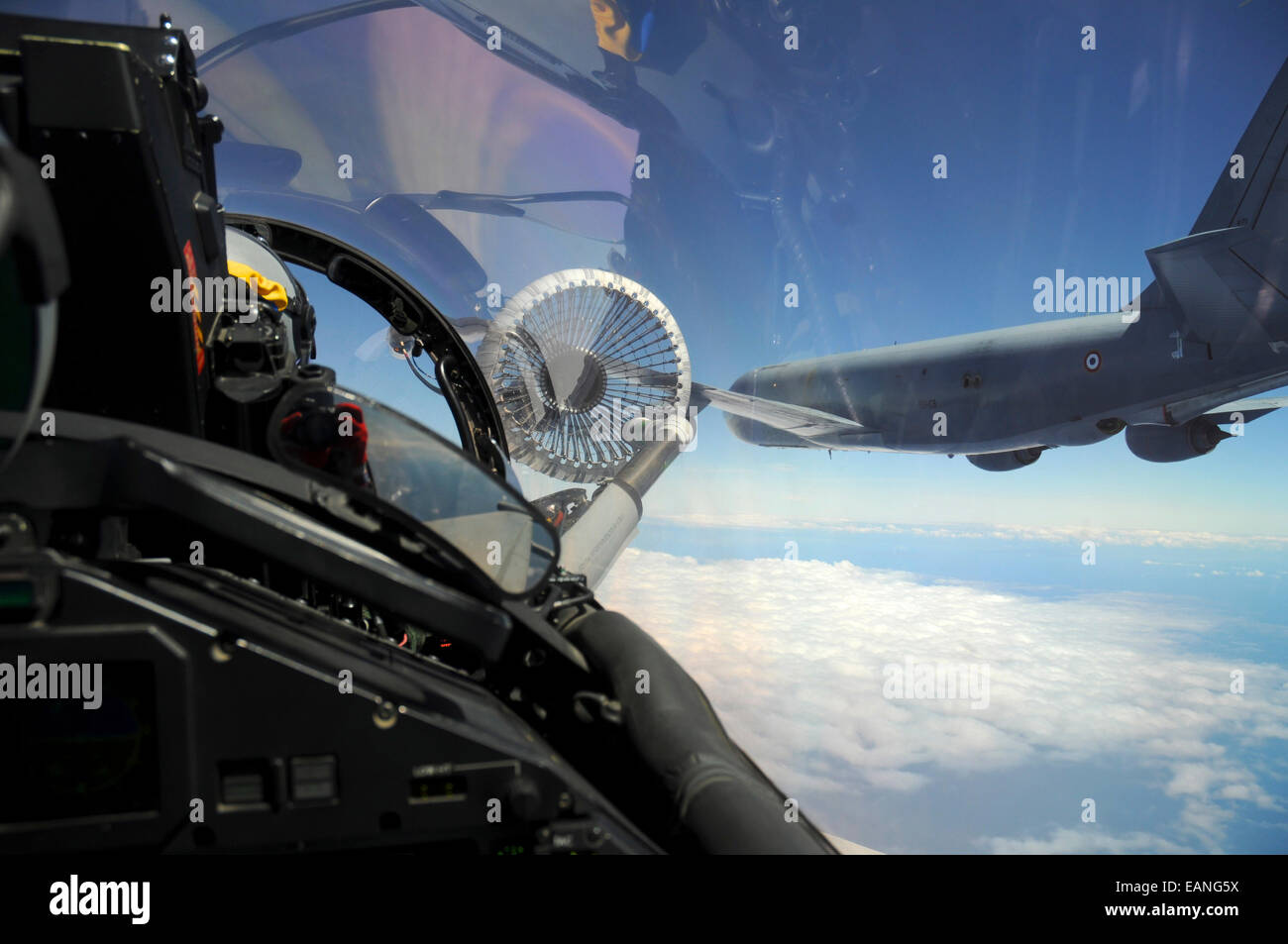 Italienische Luftwaffe Eurofighter EF2000 Typhoon während einer Luftbetankung mit einem französischen C-135FR Tanker. Stockfoto