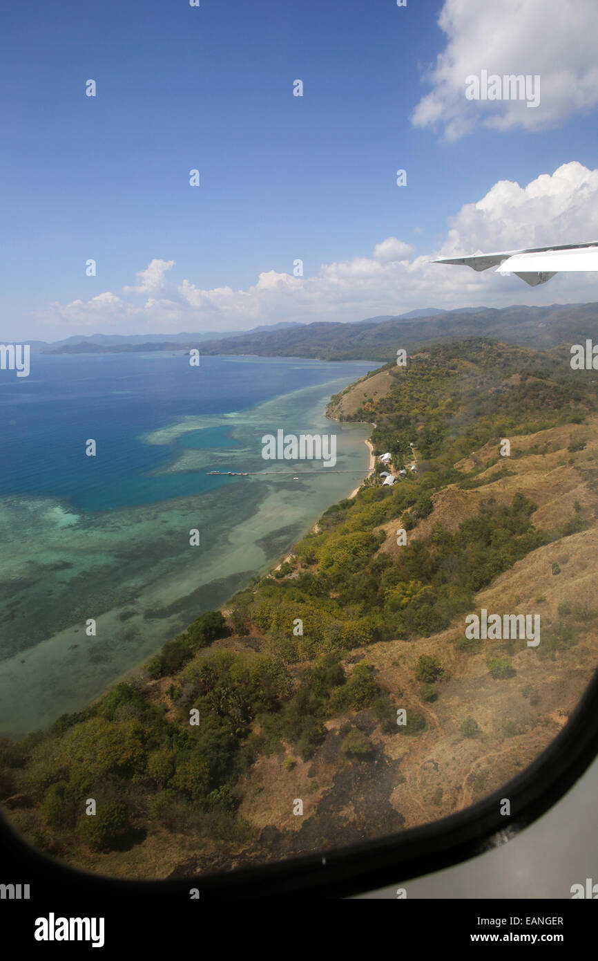 Blick auf tropischen Korallenriff auf der Insel Flores aus Flugzeugfenster Stockfoto