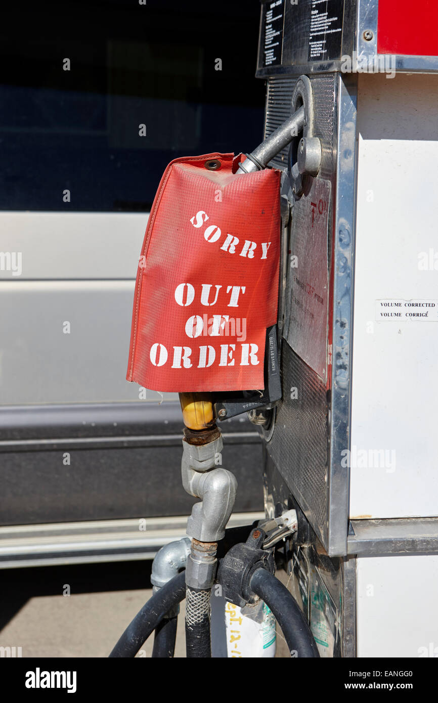 alte Benzin und Diesel Benzinpumpe kaput an eine ländliche kleine Tankstelle Hafford Saskatchewan Kanada Stockfoto