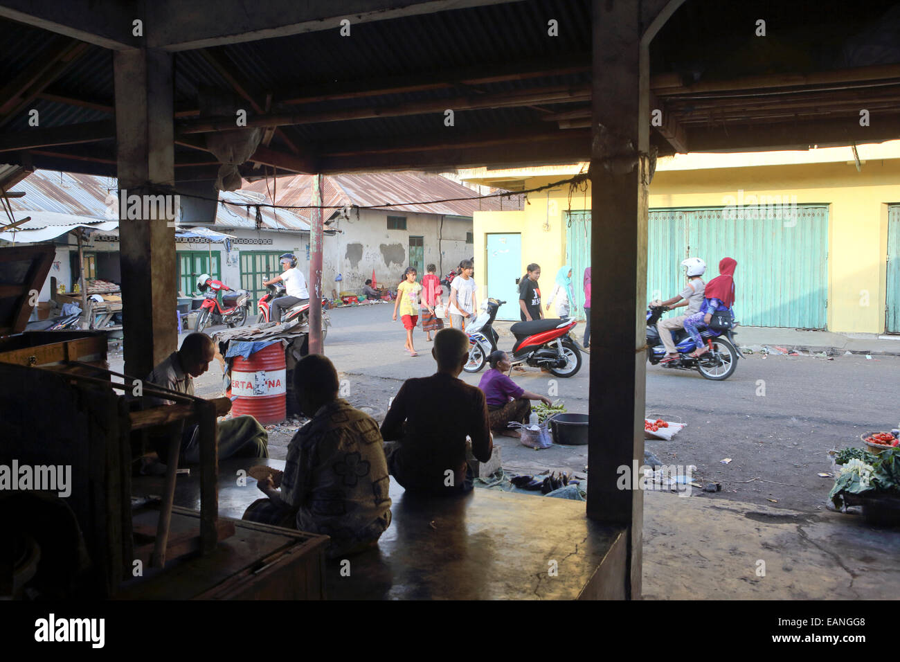 Menschen täglich Obst und Gemüse Markt und Fußgänger in der Straße am Ende, Flores Stockfoto