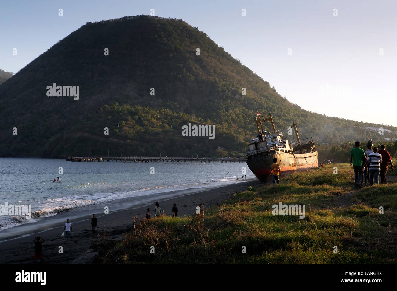 Große Schiffswrack am Strand in Ende, Flores Insel Stockfoto