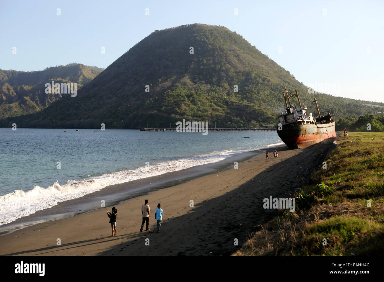 Große Schiffswrack am Strand in Ende, Flores Insel Stockfoto