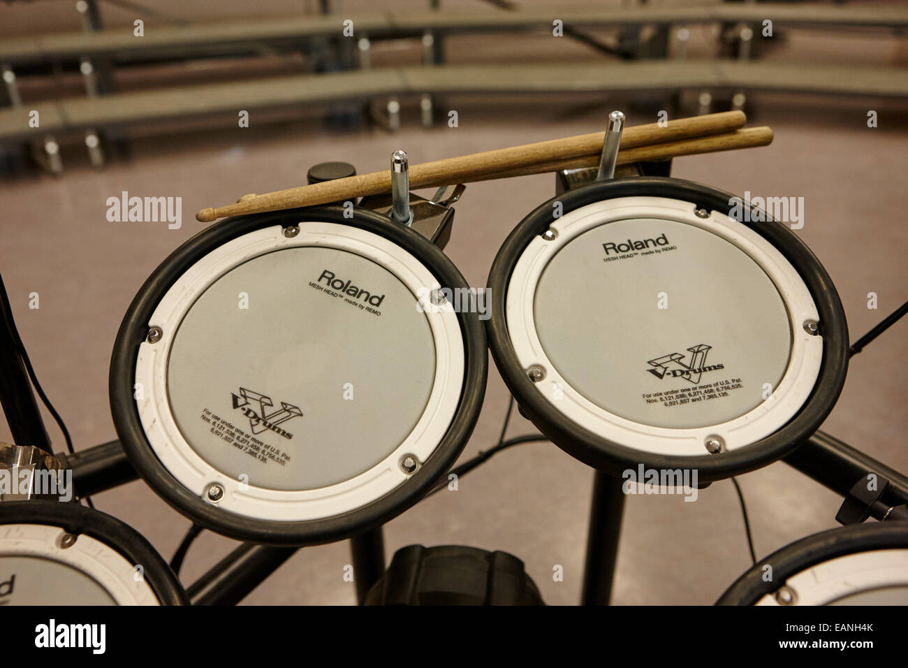Stöcke und ein elektronisches Schlagzeug in einer Musik-Übungsraum-pads Stockfoto