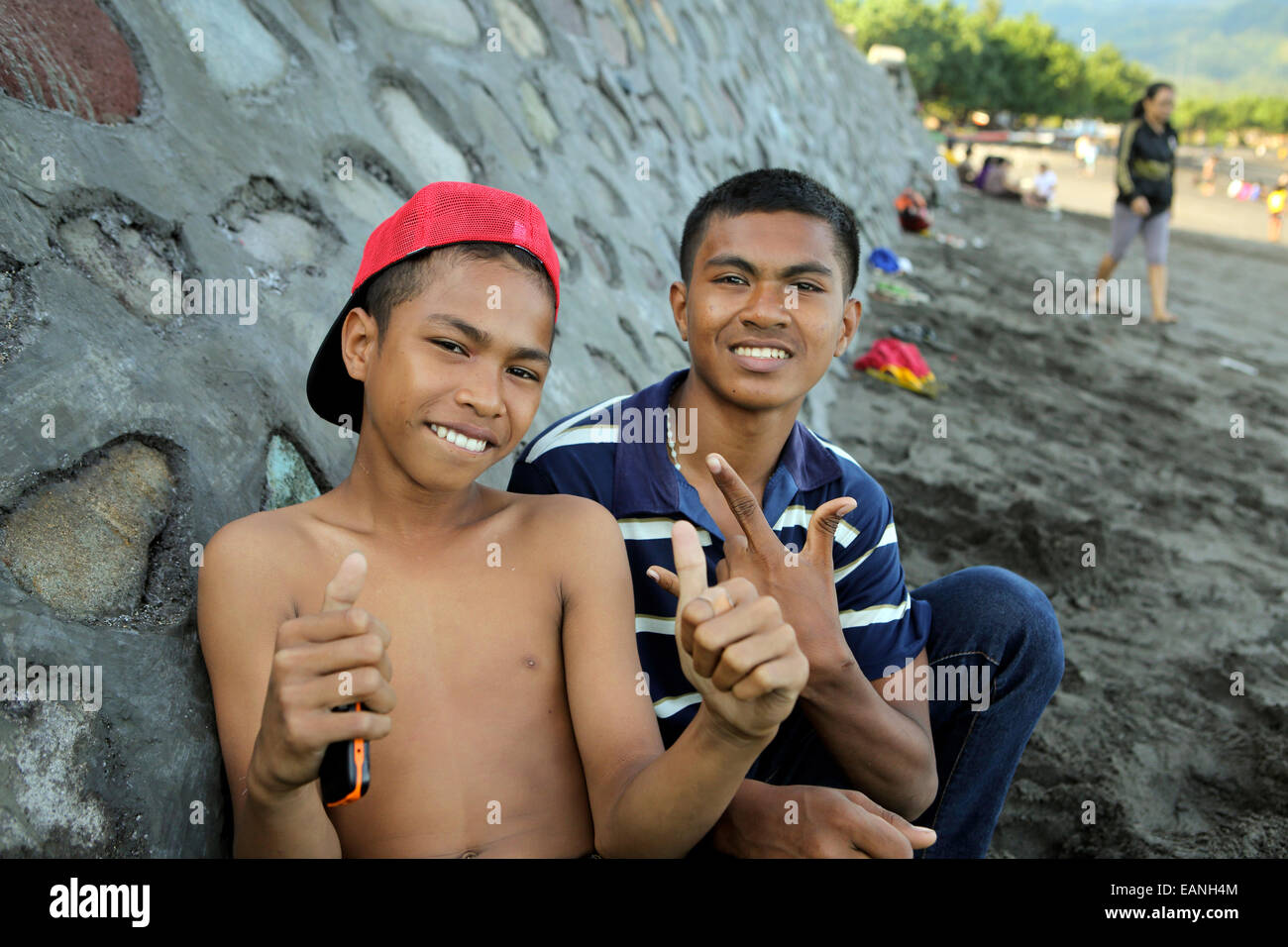 Porträt der jungen im Teenageralter am Strand in Ende, Flores Insel Stockfoto