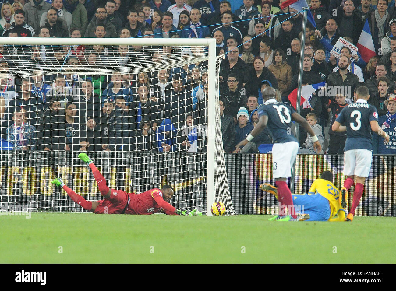 Marseille, Frankreich. 18. November 2014. Internationaler Fußball freundlich. Frankreich gegen Schweden. Arret Steve Mandanda (Frankreich) blockt den Schuß von Isaac Kiese Thelin (Veloursleder) Credit: Action Plus Sport/Alamy Live News Stockfoto