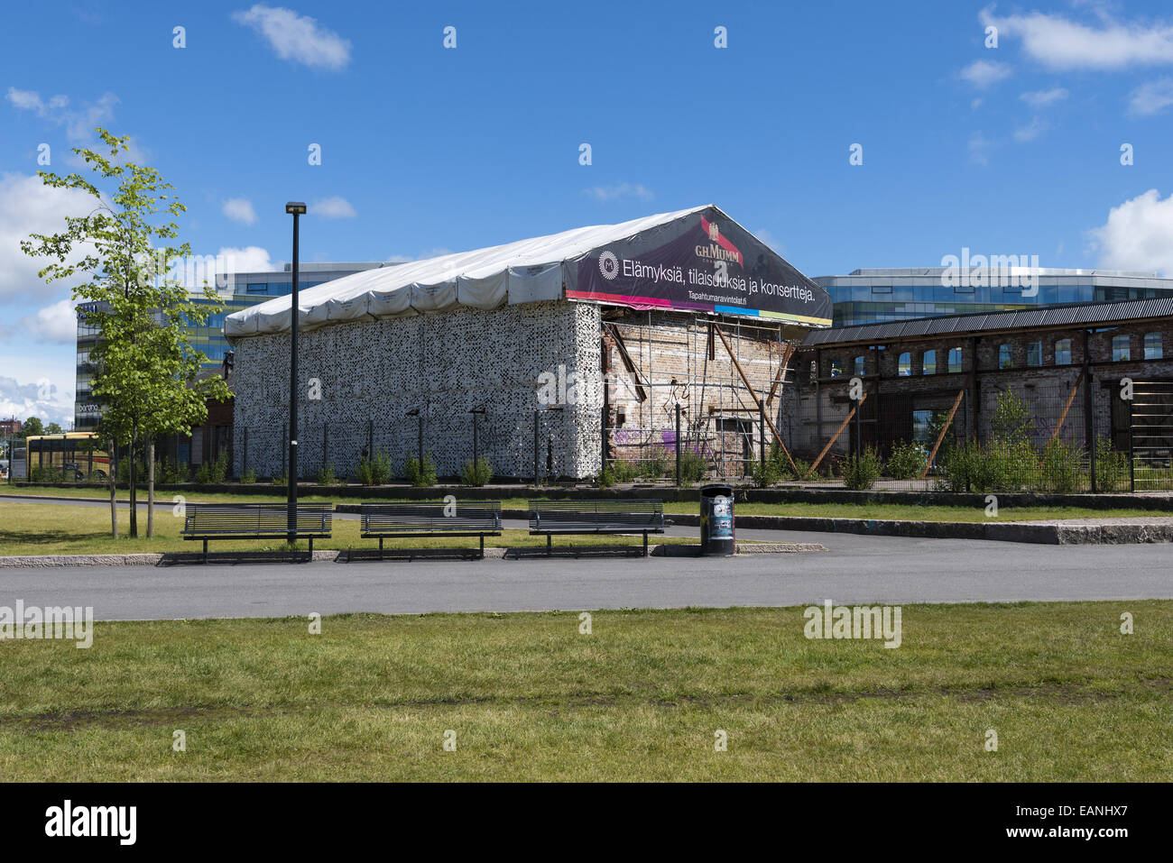 Alte Eisenbahn Gebäude zwischen Helsinki Music Centre und Helsinki-Bahnhof Stockfoto