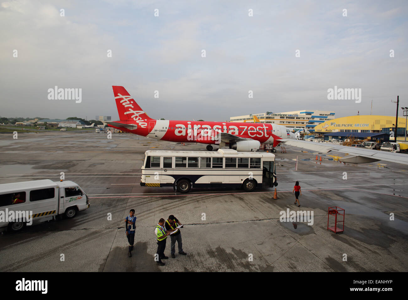 Air Asia Zest Flugzeugen auf dem Rollfeld am Ninoy Aquino International Airport in Manila, Philippinen Stockfoto