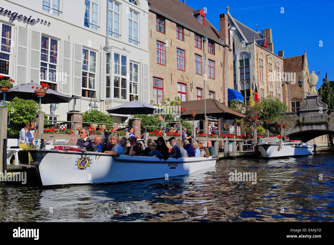 Ausflugsboote auf dem Kanal außerhalb des Hotel de Orangerie, Altstadt von Brügge, Belgien. Brügge Altstadt Canal Tour Boot Touristen city Stockfoto