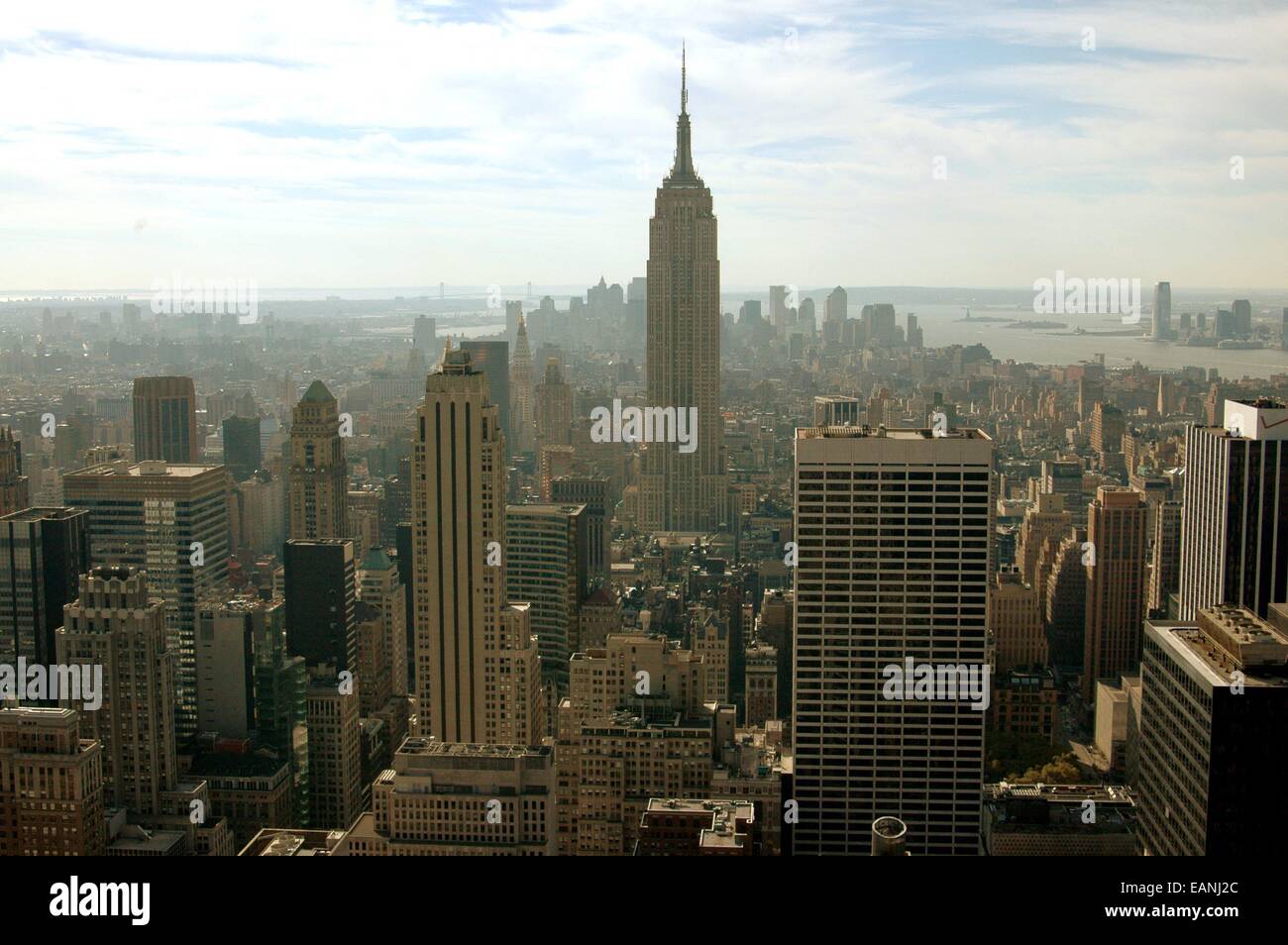 NYC: Blick von oben auf den Felsen bei 30 Rockefeller Center Blick nach Süden auf das Empire State Building und senken Sie Manhattan Insel Stockfoto