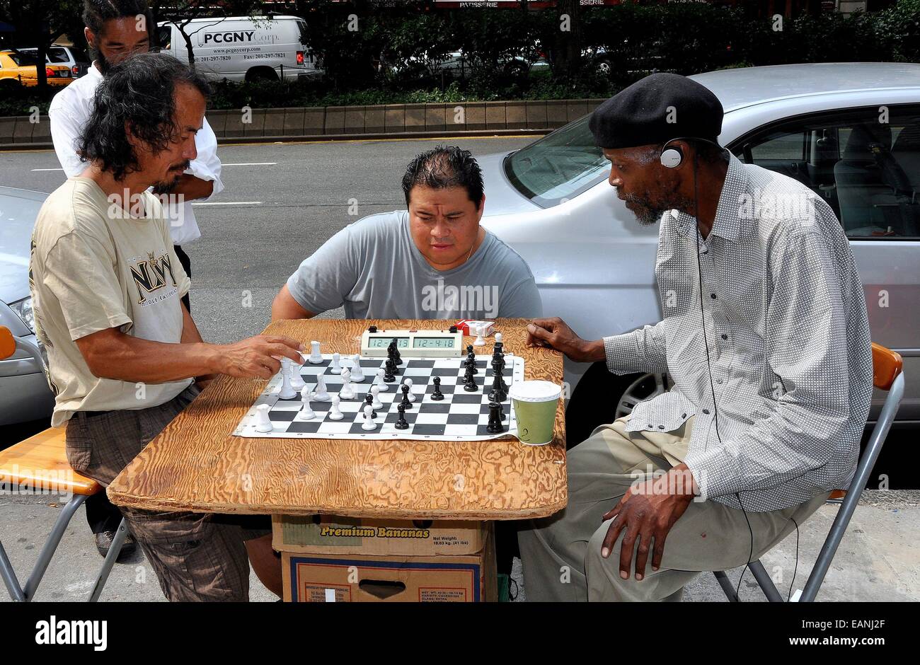 NYC: Drei Männer in tiefer Konzentration spielt Schach auf einem Bürgersteig Broadway in upper Manhattan vor der Columbia Universität Stockfoto