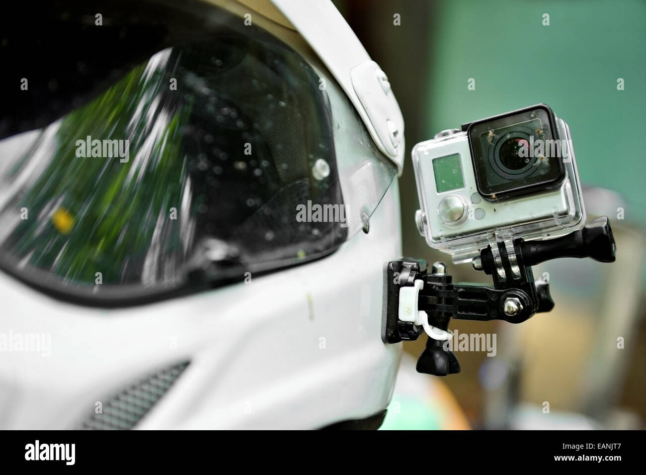 Action-Kamera mit toten Insekten, die auf ein Motorrad-Helm montiert Stockfoto