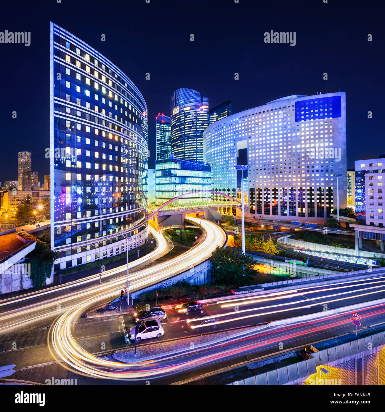 Bürogebäude in La Défense in der Nacht, Paris Stockfoto