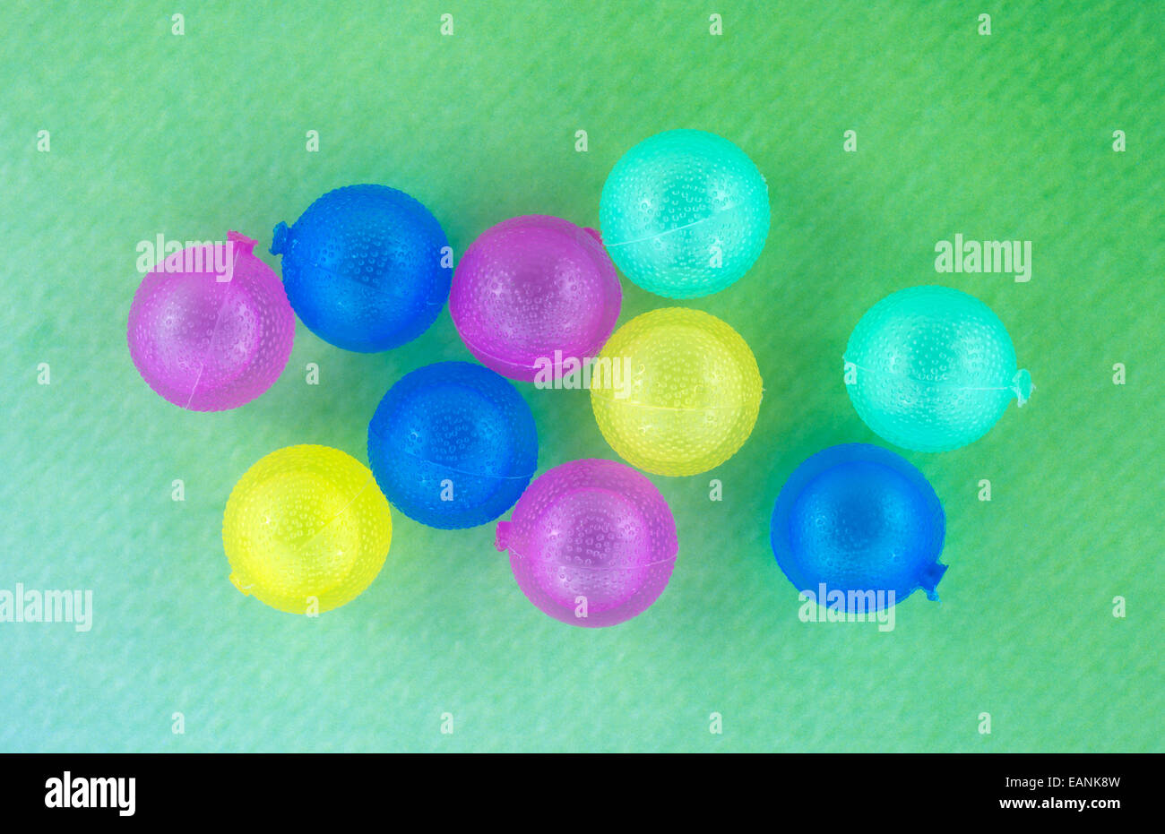 Verschiedene Kunststoff Eiswürfel auf einem bunten Hintergrund. Stockfoto