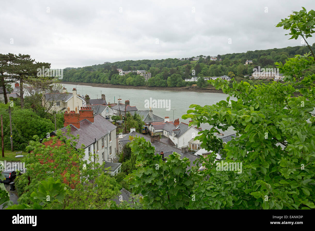 Blick vom hohen Hängebrücke über breite Menai Strait, der Stadt von Beaumaris auf Isle of Anglesey & Küste der walisische Festland Stockfoto