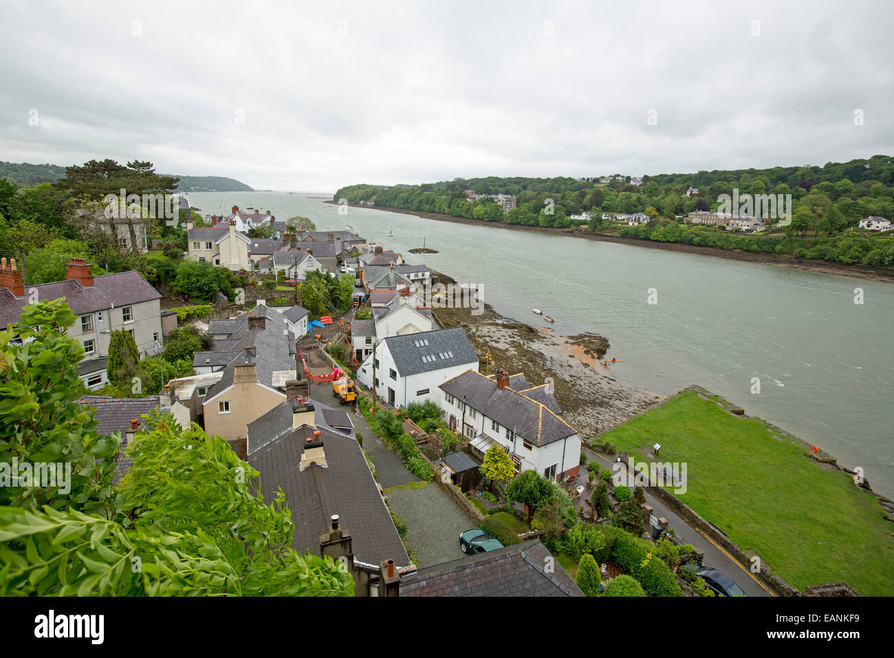 Blick vom hohen Hängebrücke über breite Menai Strait, der Stadt von Beaumaris auf Isle of Anglesey & Küste der walisische Festland Stockfoto