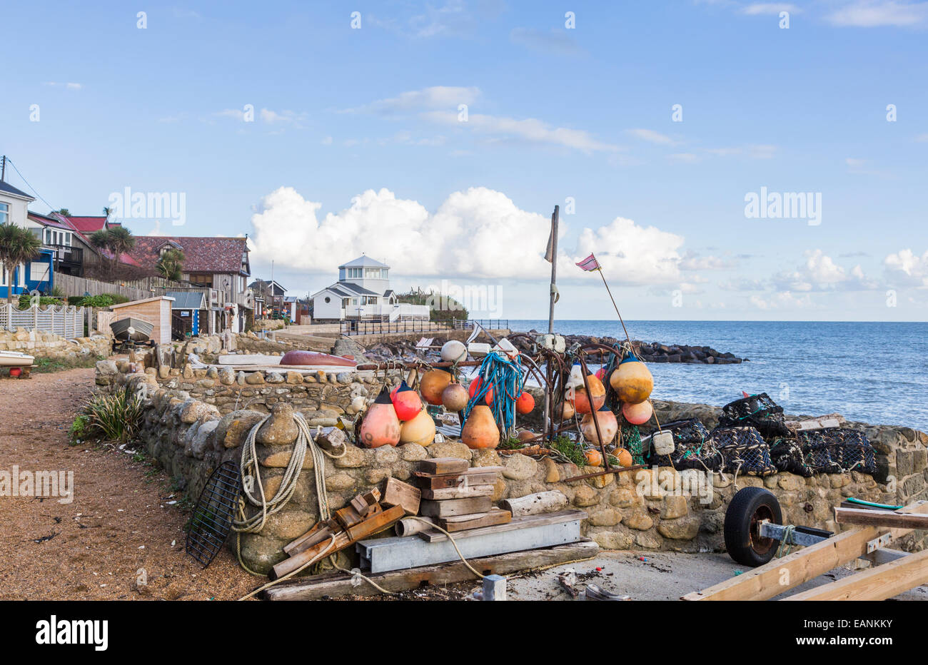 Bunte Bojen auf dem Meer auf Steephill Cove, eine Bucht mit einem kleinen Fischerdorf in der Nähe von Ventnor, Isle of Wight, Hampshire, Großbritannien Stockfoto