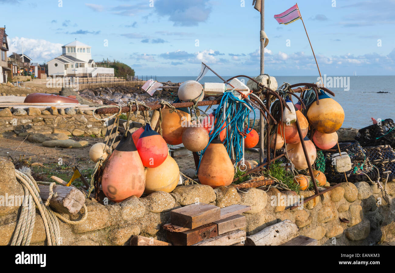 Bunte Bojen auf dem Meer auf Steephill Cove, eine Bucht mit einem kleinen Fischerdorf in der Nähe von Ventnor, Isle of Wight, Hampshire, Großbritannien Stockfoto