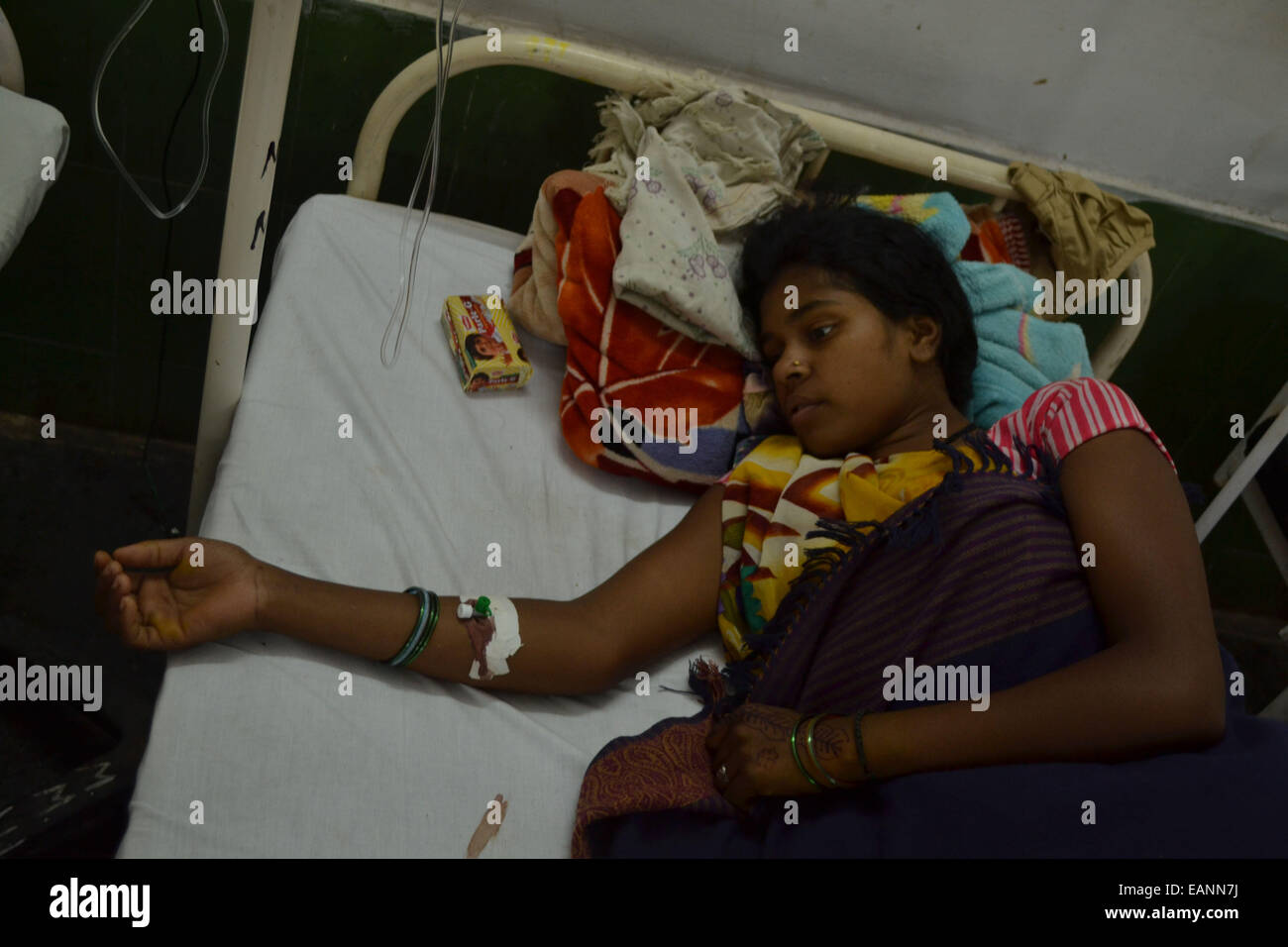 Indische Frauen Überlebenden aus Bilaspur Sterilisation Tragödie im CIMS (Chhattisgarh Institute of Medical Science) Hospital, in Bilaspur beschränkt. © Ritesh Shukla/Pacific Press/Alamy Live-Nachrichten Stockfoto