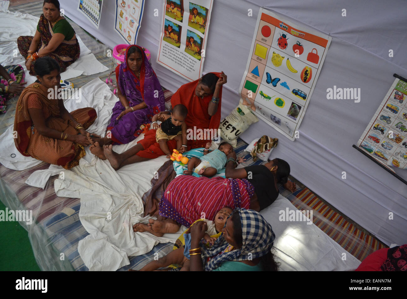 Angehörige der Frauen, die Opfer aus Bilaspur Sterilisation Tragödie im CIMS (Chhattisgarh Institute of Medical Science) Hospital, in Bilaspur beschränkt. © Ritesh Shukla/Pacific Press/Alamy Live-Nachrichten Stockfoto
