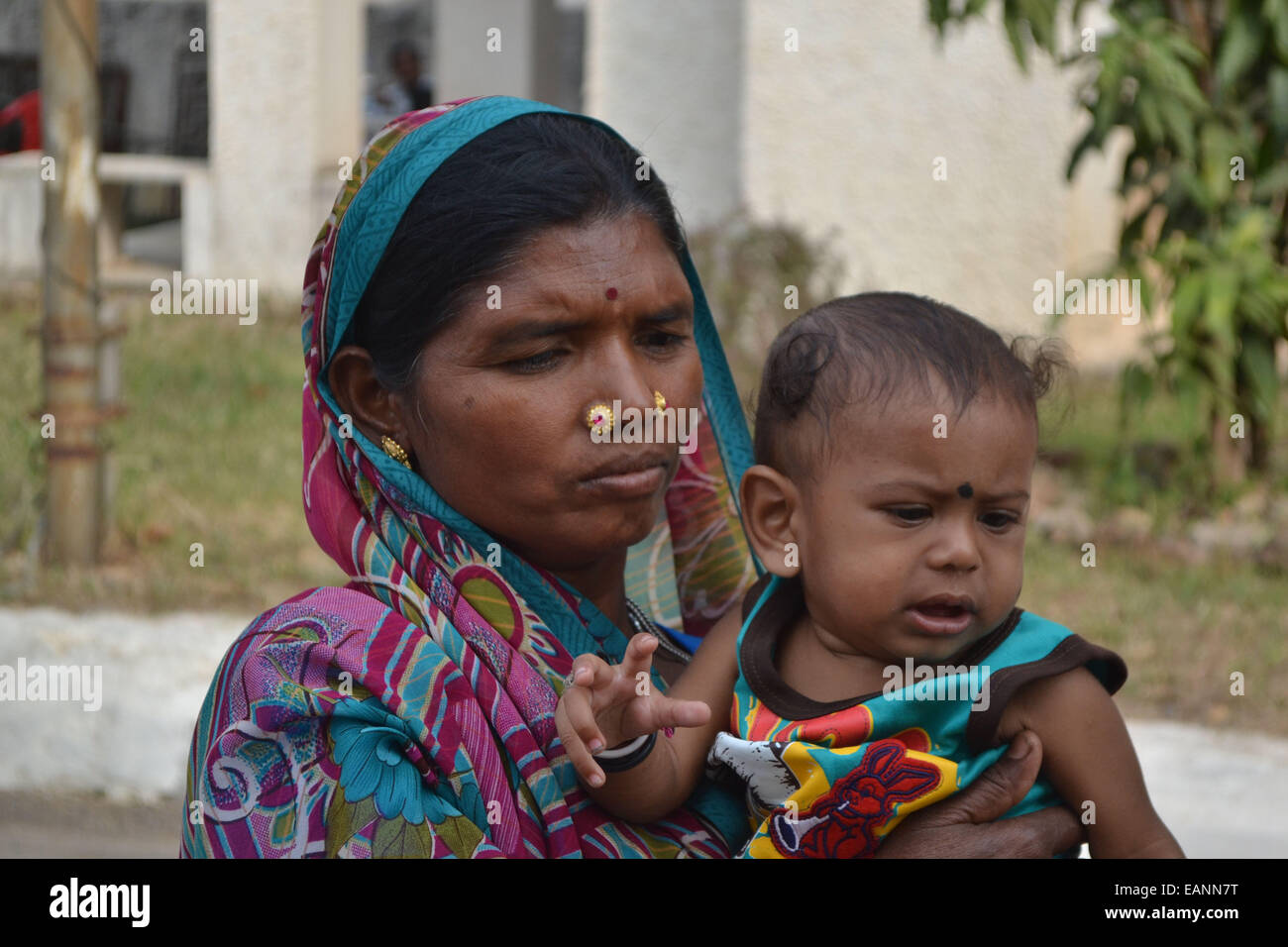 Angehörige der Frauen, die Opfer aus Bilaspur Sterilisation Tragödie im CIMS (Chhattisgarh Institute of Medical Science) Hospital, in Bilaspur beschränkt. © Ritesh Shukla/Pacific Press/Alamy Live-Nachrichten Stockfoto