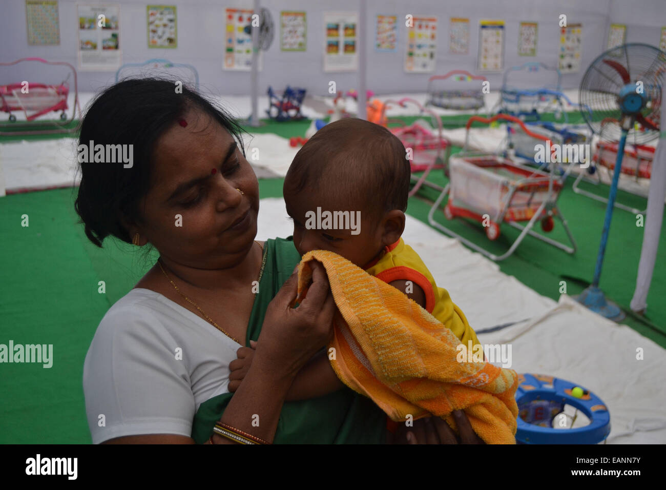 Lady-Gesundheit-Arbeiter kümmert sich um die Tochter einer Frau Bilaspur Sterilisation Tragödie außerhalb Apollo Hospital. © Ritesh Shukla/Pacific Press/Alamy Live-Nachrichten Stockfoto