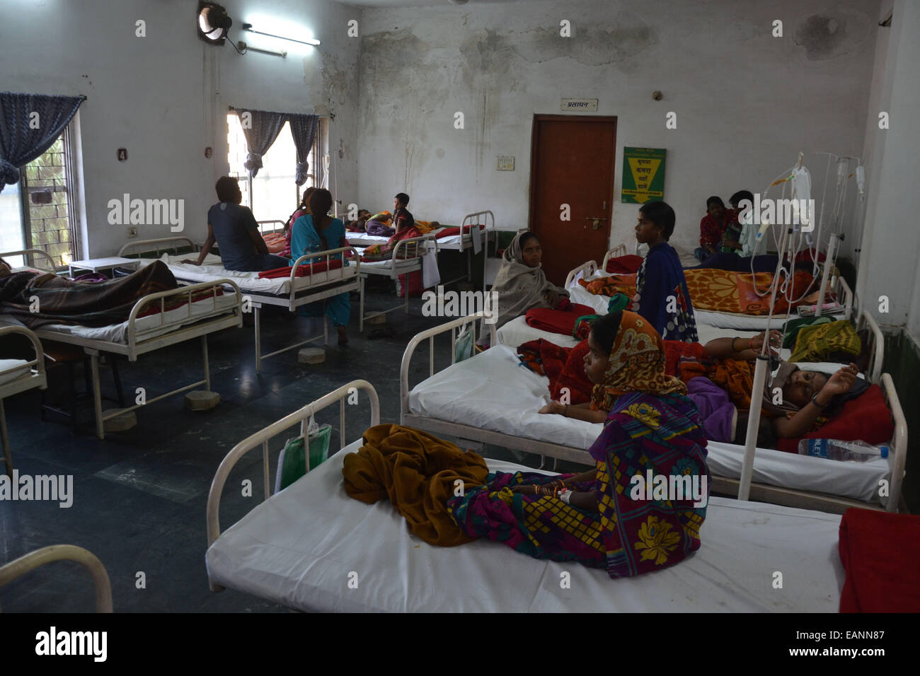 Indische Frauen Überlebenden aus Bilaspur Sterilisation Tragödie im CIMS (Chhattisgarh Institute of Medical Science) Hospital, in Bilaspur beschränkt. © Ritesh Shukla/Pacific Press/Alamy Live-Nachrichten Stockfoto