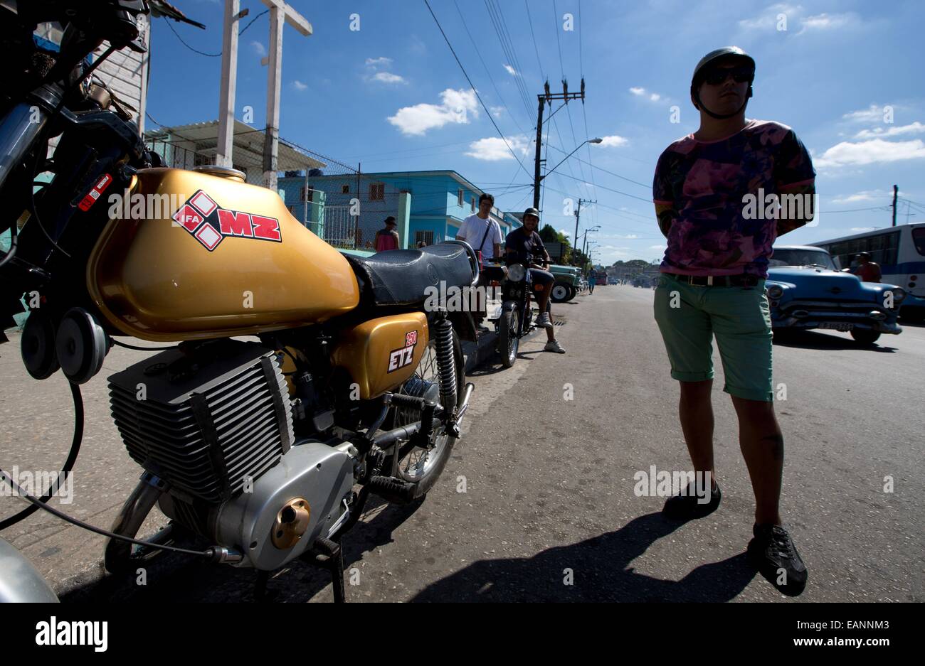 Havanna, Kuba. 12. November 2014. Ein Taxifahrer mit seinem MZ Motorrad im  Bezirk von La Palma in Havanna, Kuba, 12. November 2014. Obwohl sie in  Deutschland nicht mehr so verbreitet sind, DDR