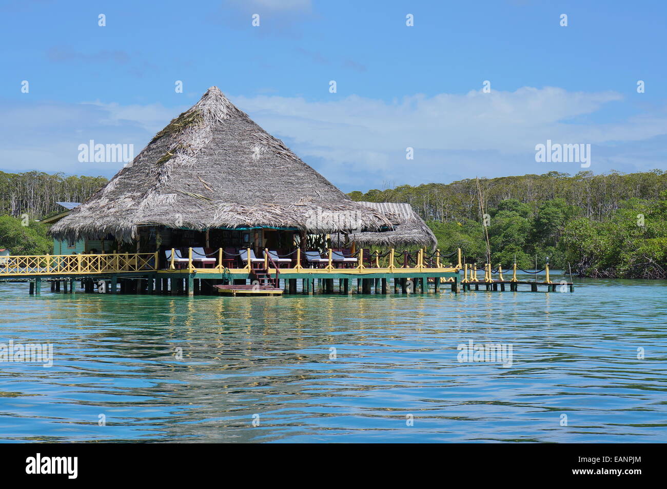 Tropische Restaurant mit Strohdach über dem Wasser der Karibik, Mittelamerika Stockfoto