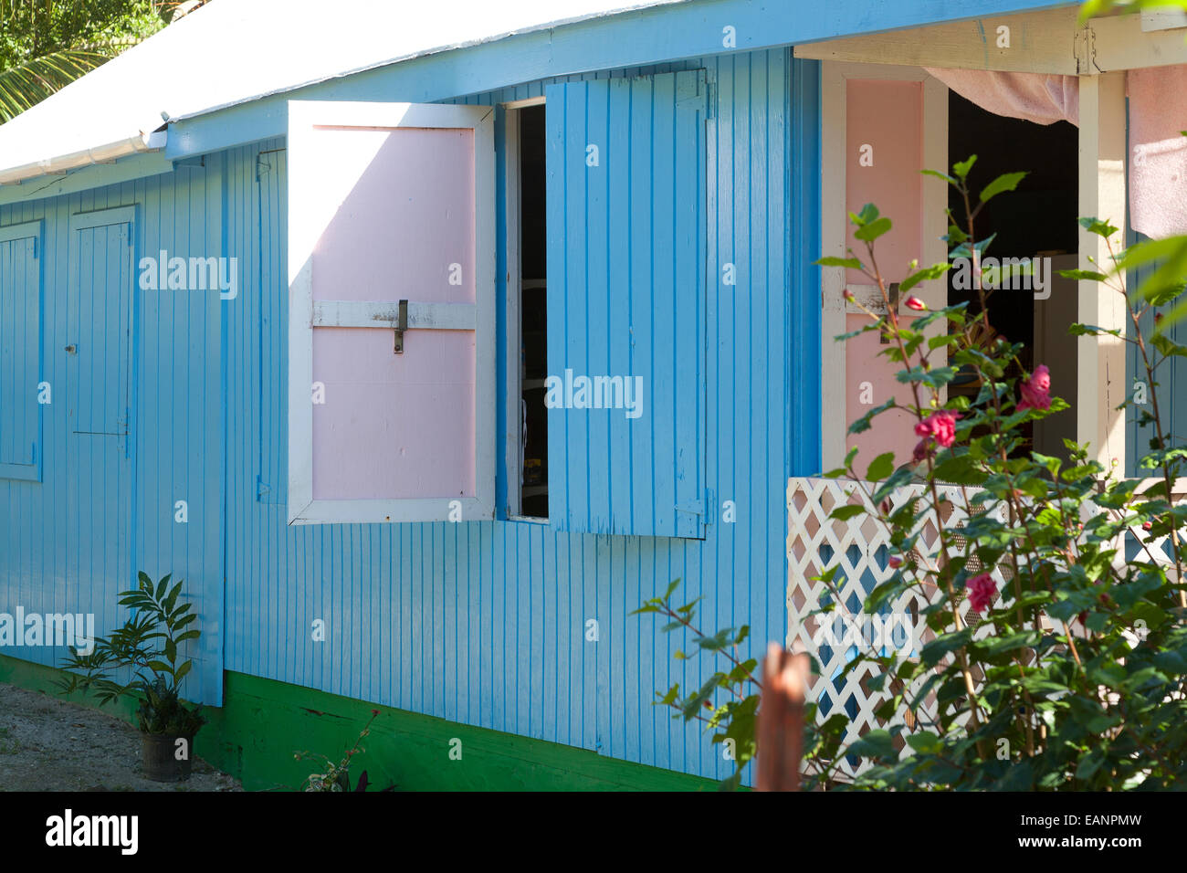 Bunte Fensterfarbtöne aufklappen, wenn Dinge in Jost Van Dyke abkühlen Stockfoto