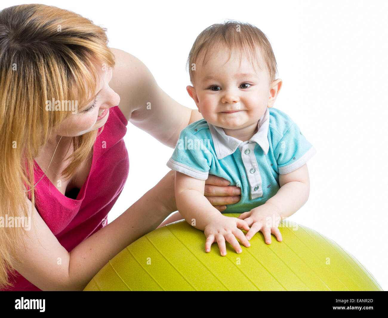 Mutter mit Baby auf Fit Ball spielen Stockfoto