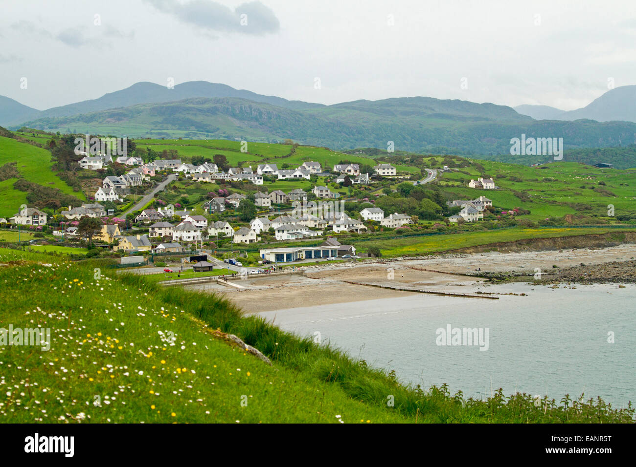 Blick vom Höhenburg der walisischen Stadt Criccieth vom Strand von Cardigan Bay & grüne Felder dehnen zu fernen Bergen Stockfoto