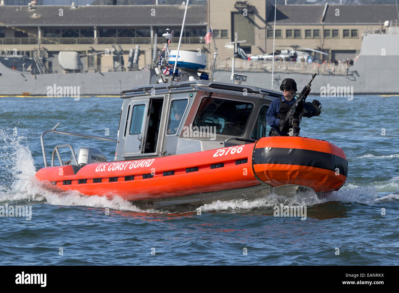Coast Guard MSST Team in einem Verteidiger Klasse Antwort Boot Patrouillen die Uferpromenade von San Francisco. Stockfoto
