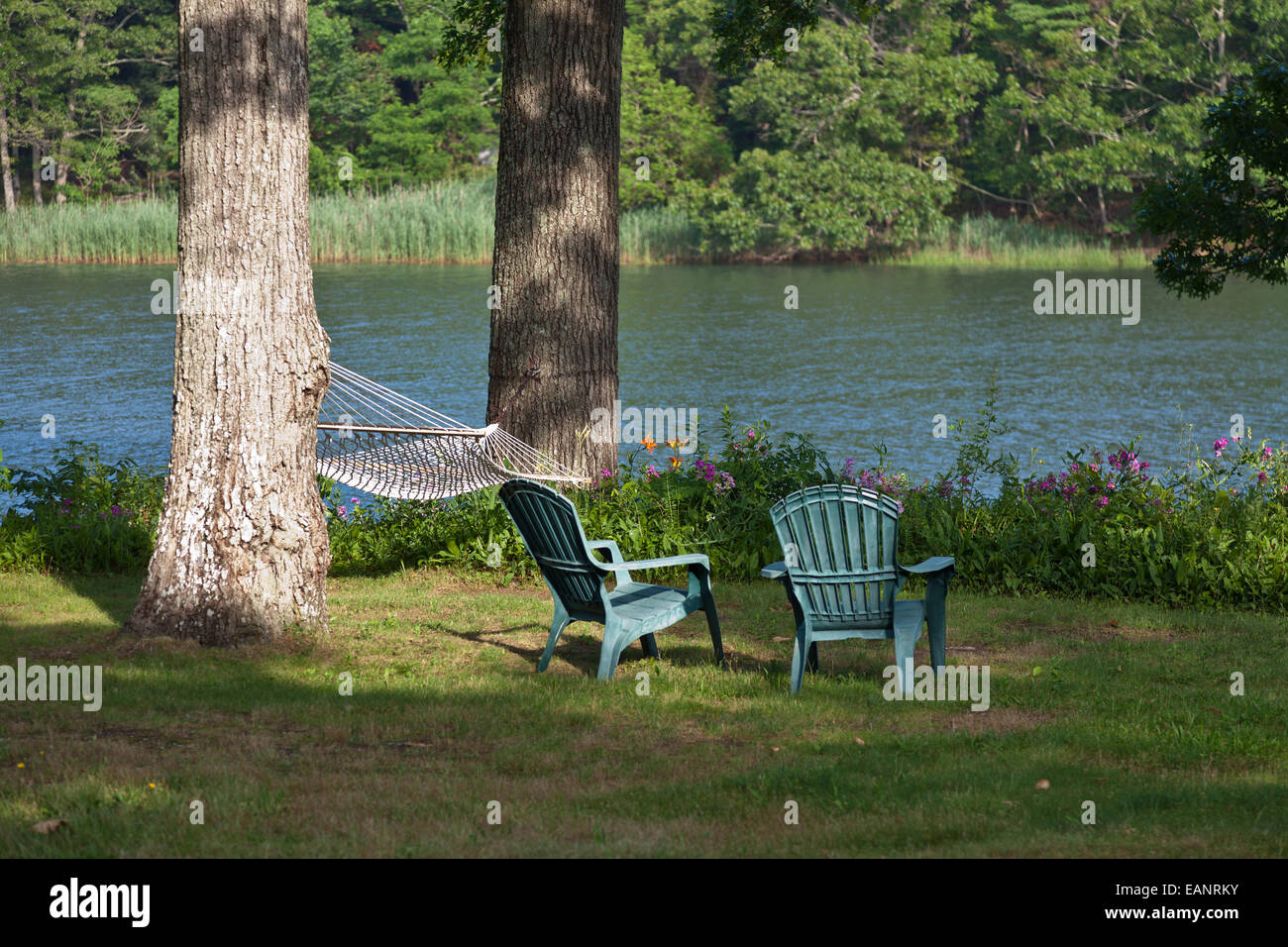 Sessel und Hängematte im Schatten von Wasser auf Shelter Island Stockfoto
