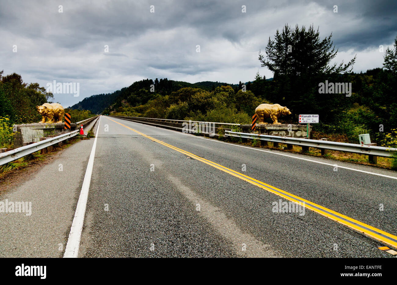 Goldener Bär auf der Brücke tragen Highway 101 über den Klamath River, Kalifornien USA Stockfoto