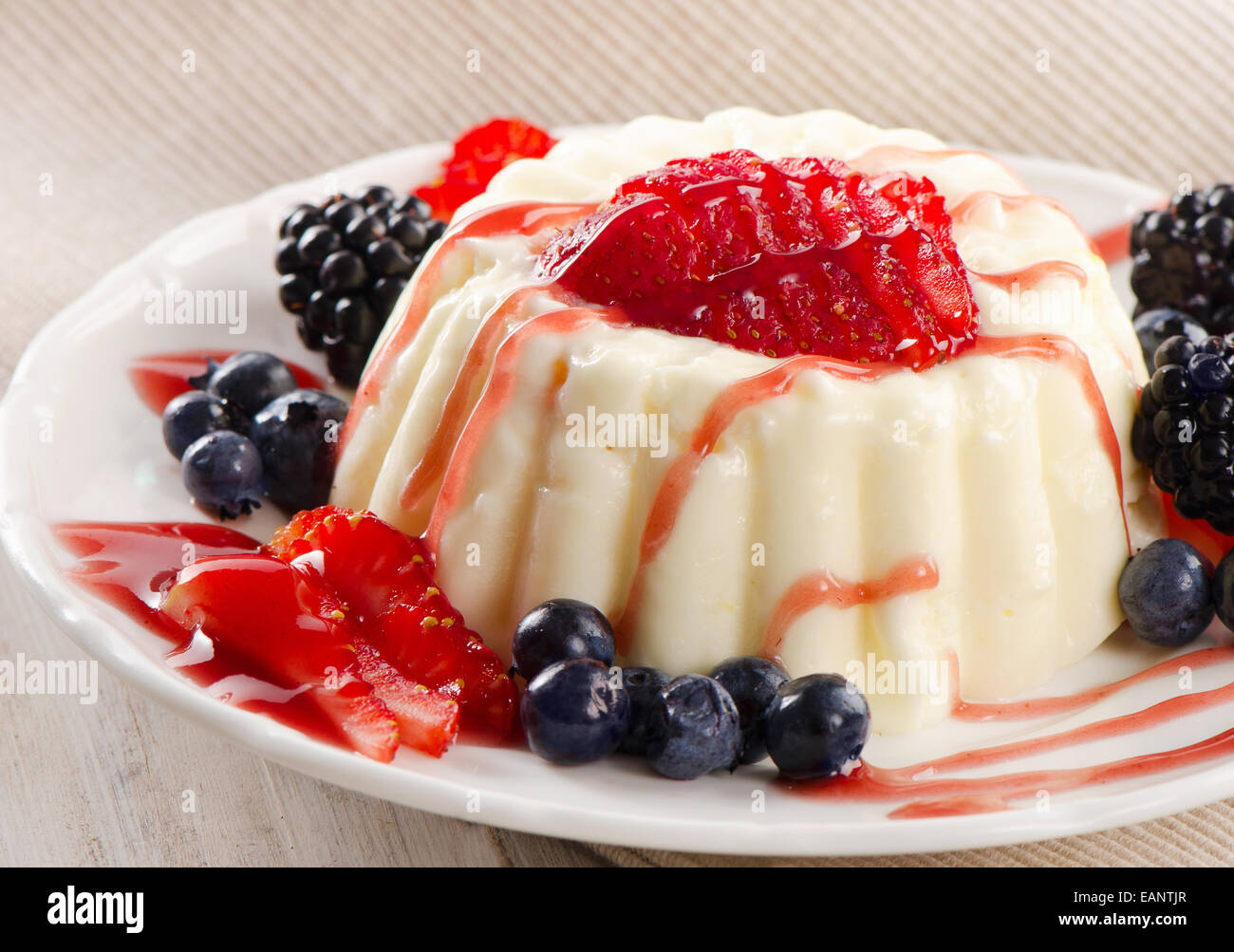 Köstliches Dessert mit frischen Beeren. Selektiven Fokus Stockfoto