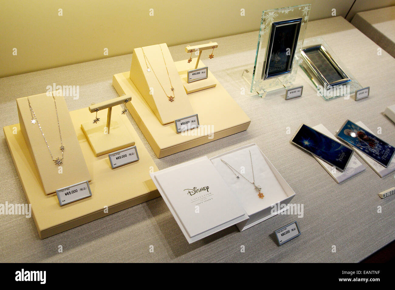 Tokio, Japan. 19. November 2014. Disney Kollektion Platin Schmuck auf dem Display in Ginza Tanaka Juweliergeschäft in Ginza, Tokio am 19. November 2014. Die große Version des "Disney Platinum Christmas Tree" ist aus Platin und verziert mit den Charakteren der weltweiten Kinohit Frozen. Es hat ein 2,6 Meter Höhe und 31kg Gewicht und es kostet ca. 2,6 Millionen US-Dollar. Die kleine silberne Version kostet 4000 USD und beide sind auf den Verkauf von November 19. Bildnachweis: Rodrigo Reyes Marin/AFLO/Alamy Live-Nachrichten Stockfoto