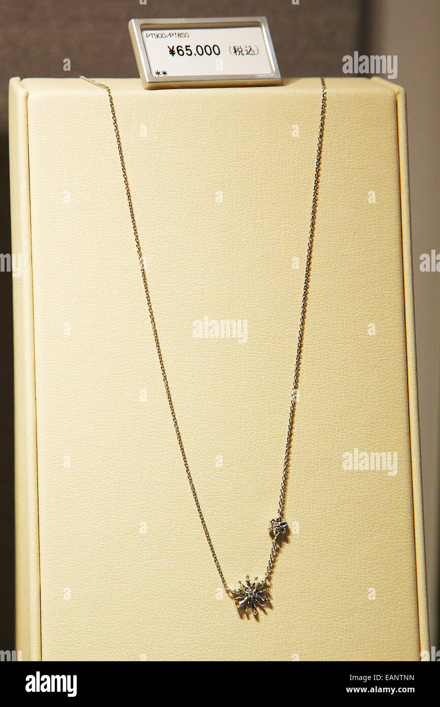 Tokio, Japan. 19. November 2014. Disney Kollektion Platin Schmuck auf dem Display in Ginza Tanaka Juweliergeschäft in Ginza, Tokio am 19. November 2014. Die große Version des "Disney Platinum Christmas Tree" ist aus Platin und verziert mit den Charakteren der weltweiten Kinohit Frozen. Es hat ein 2,6 Meter Höhe und 31kg Gewicht und es kostet ca. 2,6 Millionen US-Dollar. Die kleine silberne Version kostet 4000 USD und beide sind auf den Verkauf von November 19. Bildnachweis: Rodrigo Reyes Marin/AFLO/Alamy Live-Nachrichten Stockfoto