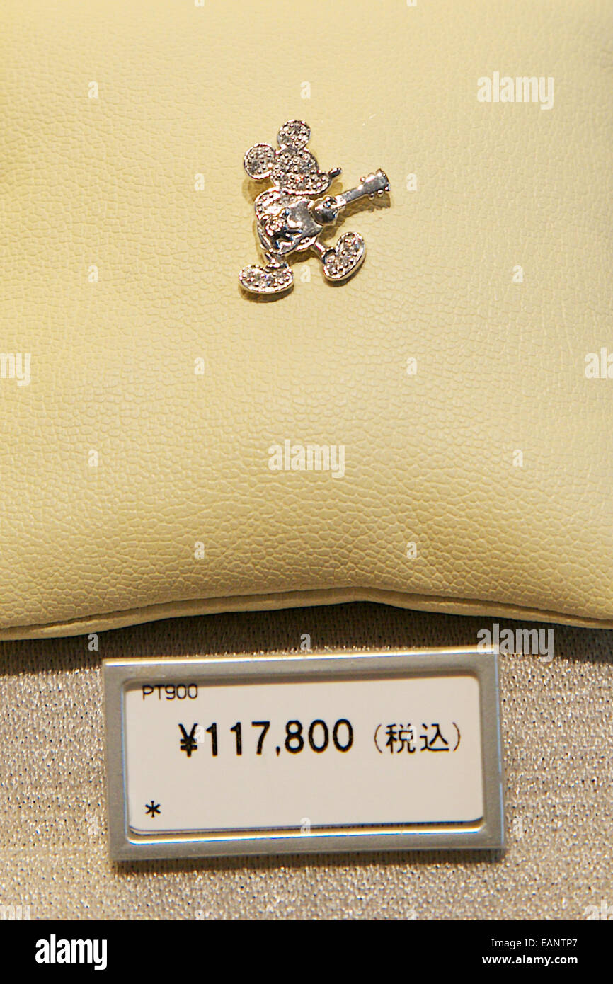 Tokio, Japan. 19. November 2014. Disney Kollektion Platin Schmuck auf dem Display in Ginza Tanaka Juweliergeschäft in Ginza, Tokio am 19. November 2014. Die große Version des "Disney Platinum Christmas Tree" ist aus Platin und verziert mit den Charakteren der weltweiten Kinohit Frozen. Es hat ein 2,6 Meter Höhe und 31kg Gewicht und es kostet ca. 2,6 Millionen US-Dollar. Die kleine silberne Version kostet 4000 USD und beide sind auf den Verkauf von November 19. Bildnachweis: Rodrigo Reyes Marin/AFLO/Alamy Live-Nachrichten Stockfoto