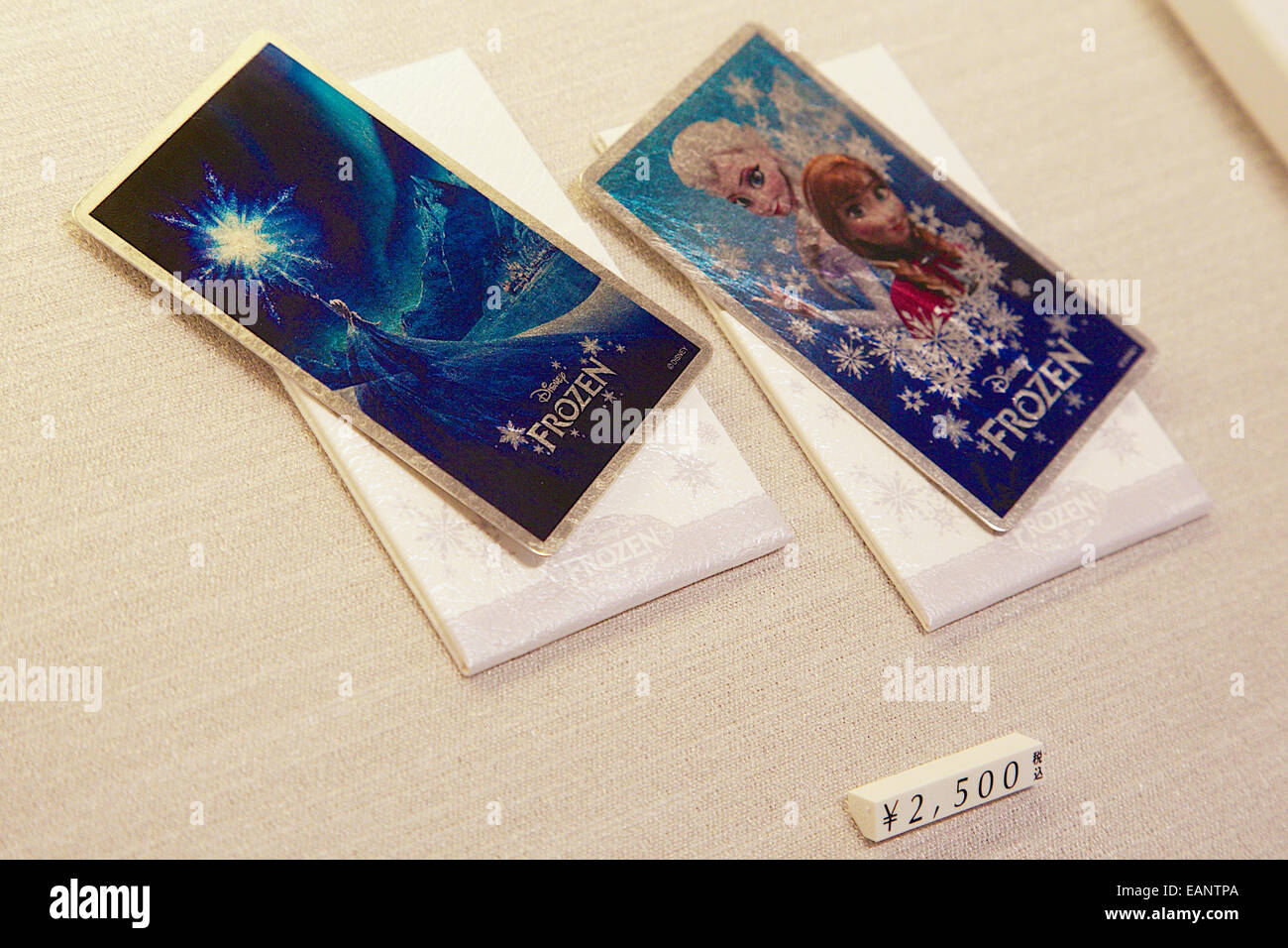 Tokio, Japan. 19. November 2014. Disney Kollektion Platin Schmuck auf dem Display in Ginza Tanaka Juweliergeschäft in Ginza, Tokio am 19. November 2014. Die große Version des "Disney Platinum Christmas Tree" ist aus Platin und verziert mit den Charakteren der weltweiten Kinohit Frozen. Es hat ein 2,6 Meter Höhe und 31kg Gewicht und es kostet ca. 2,6 Millionen US-Dollar. Die kleine silberne Version kostet 4000 USD und beide sind auf den Verkauf von November 19. Bildnachweis: Rodrigo Reyes Marin/AFLO/Alamy Live-Nachrichten Stockfoto