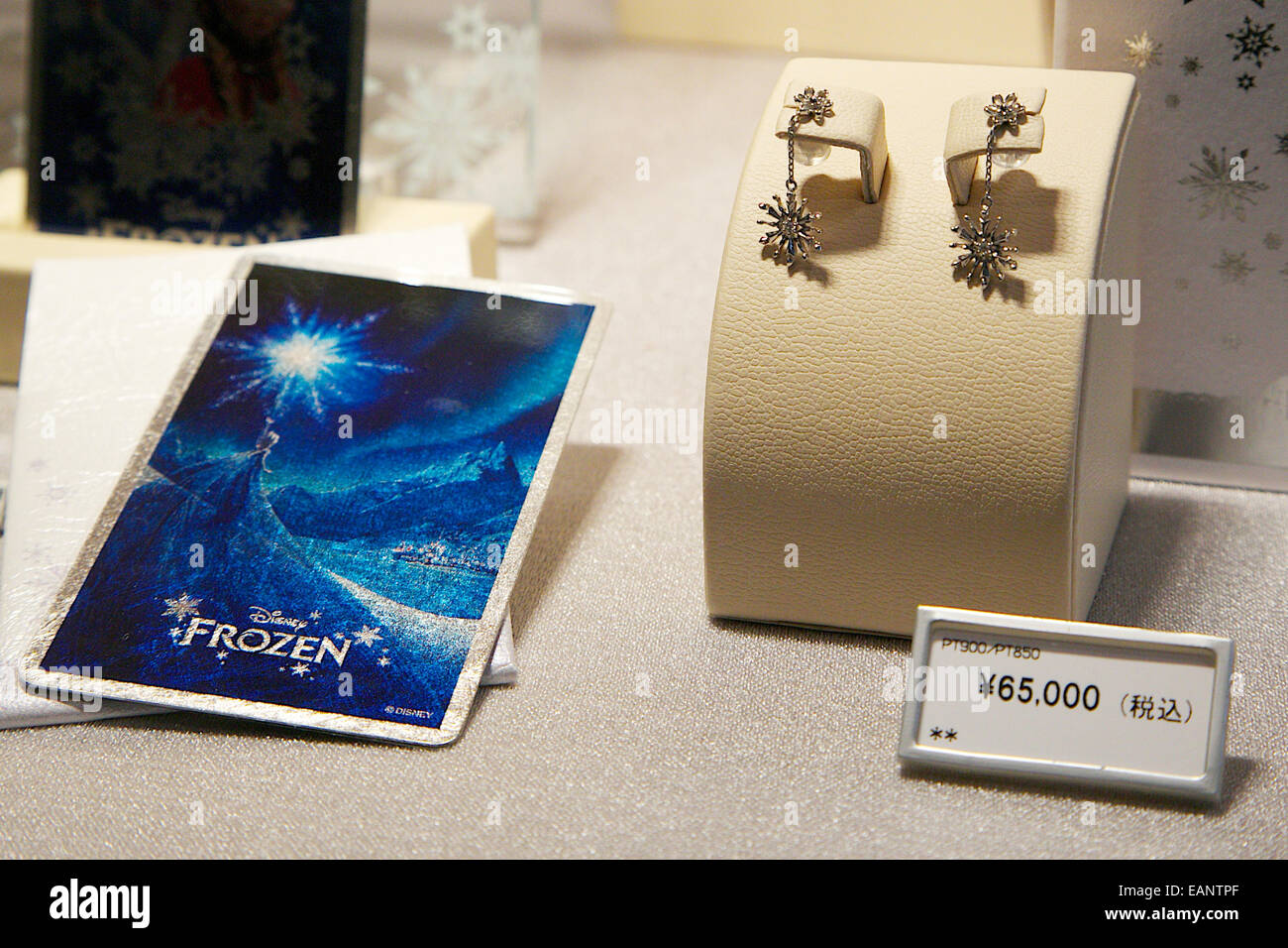 Tokio, Japan. 19. November 2014. Disney Kollektion Platin Schmuck auf dem Display in Ginza Tanaka Juweliergeschäft in Ginza, Tokio am 19. November 2014. Die große Version des "Disney Platinum Christmas Tree" ist aus Platin und verziert mit den Charakteren der weltweiten Kinohit Frozen. Es hat ein 2,6 Meter Höhe und 31kg Gewicht und es kostet ca. 2,6 Millionen US-Dollar. Die kleine silberne Version kostet 4000 USD und beide sind auf den Verkauf von November 19. Bildnachweis: Rodrigo Reyes Marin/AFLO/Alamy Live-Nachrichten Stockfoto