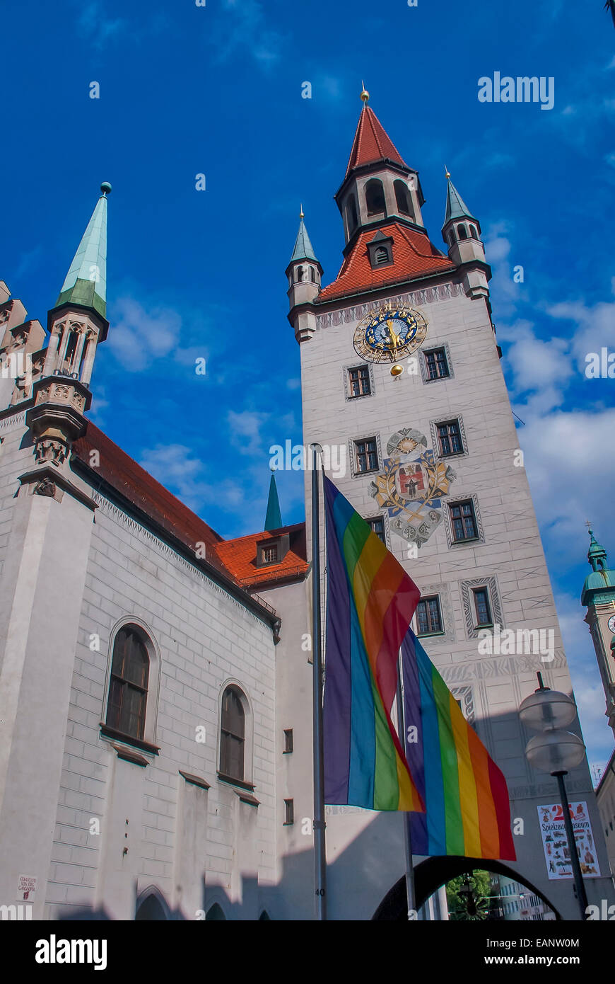 Turm der Kirche in München mit bunten Flagge vor Stockfoto